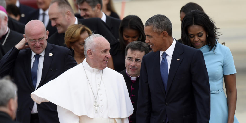 Nach der Landung in den USA spricht Papst Franziskus (Mitte) mit US-Präsident Barack Obama und First Lady Michelle Obama.