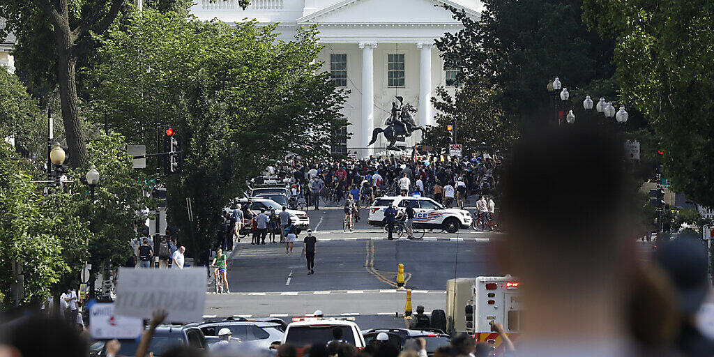 Auch nach Inkrafttreten einer Ausgangssperre haben Demonstranten vor dem Weissen Haus in Washington protestiert - dort wurden unterdessen die Sicherheitsvorkehrungen aufgestockt.