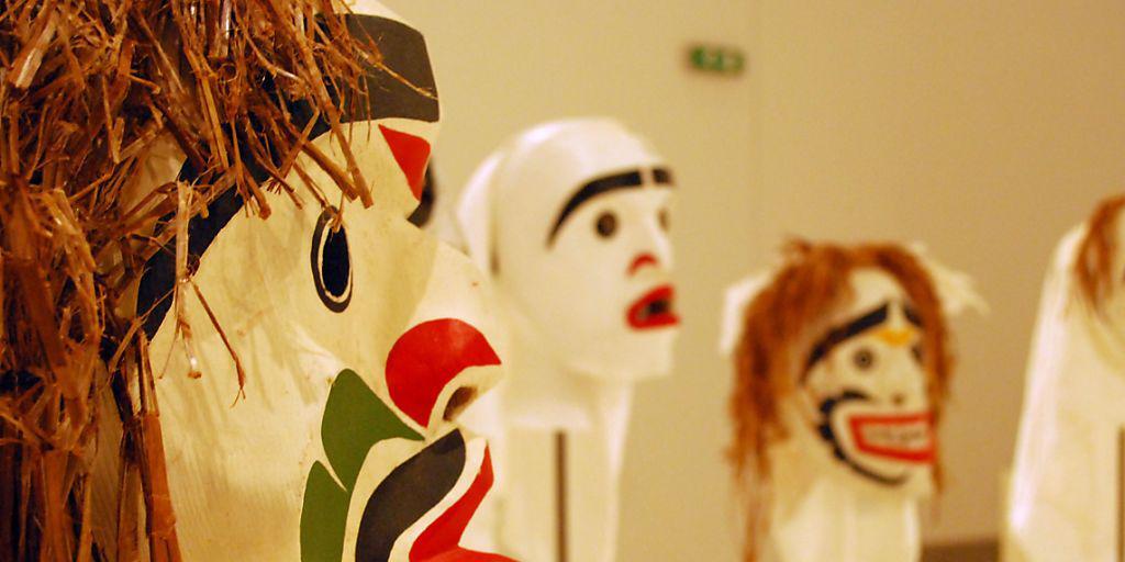 Masken des im März 2017 verstorbenen Kwakwaka'wakw-Künstlers Beau Dick in Athen auf der documenta 14 im Nationalen Museum für Zeitgenössische Kunst.