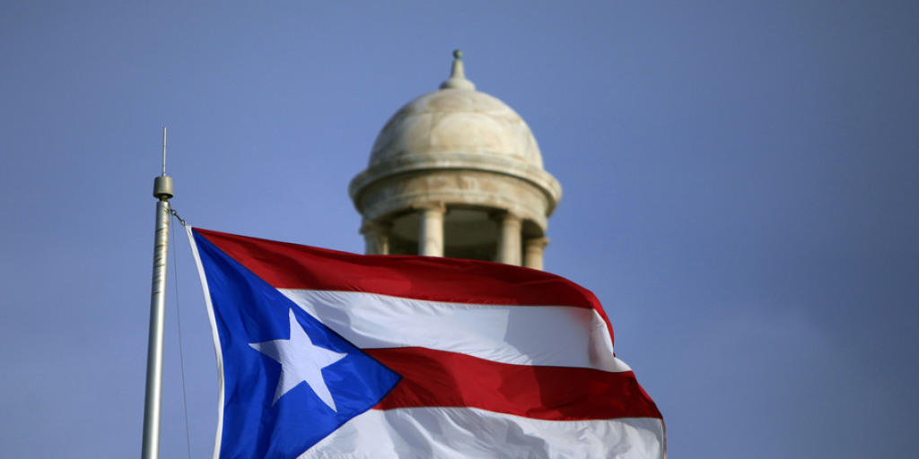 Puerto Rico ist pleite: auf dem Bild das Parlamentsgebäude und die Nationalflagge in der Hauptstadt San Juan. Puerto Rico ist pleite: auf dem Bild das Parlamentsgebäude und die Nationalflagge in der Hauptstadt San Juan.