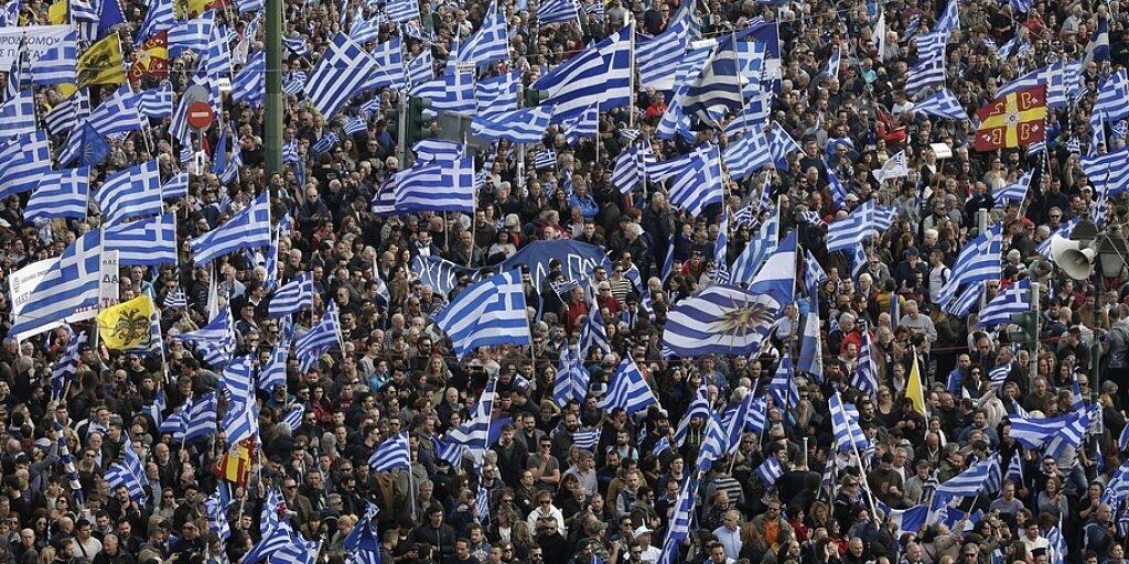 Bei einer Grosskundgebung in Athen haben Hunderttausende Demonstranten die alleinigen Rechte Griechenlands auf den Namen Mazedonien angemeldet. "Mazedonien ist griechisch und nur griechisch", skandierten die Menschen, die aus allen Teilen des Landes mit Bussen gekommen waren.