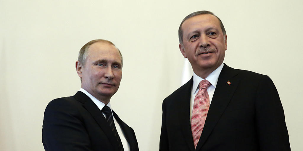 Ihre Regierungen sollen sich auf einen Vorschlag für eine Waffenruhe in Syrien geeinigt haben: Der russische Präsident Putin (links) und sein türkischer Amtskollege Erdogan. (Archiv)