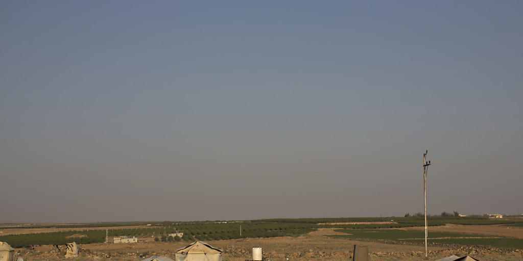 Syrische Flüchtlinge leben in Zelten auf jordanischem Boden nahe der Grenze zu Syrien: Das Hilfswerk Oxfam beklagt mangelnde finanzielle Mittel für die Flüchtlingsbetreuung. (Archivbild) Syrische Flüchtlinge leben in Zelten auf jordanischem Boden nahe der Grenze zu Syrien: Das Hilfswerk Oxfam beklagt mangelnde finanzielle Mittel für die Flüchtlingsbetreuung. (Archivbild)
