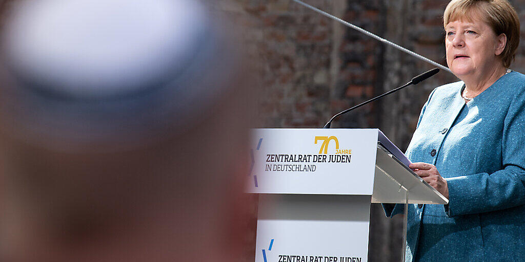 Bundeskanzlerin Angela Merkel (CDU) spricht beim Festakt zum 70-jährigen Bestehen des Zentralrats der Juden im Innenhof der Neuen Synagoge. Der Zentralrat der Juden in Deutschland wurde am 19. Juli 1950 in Frankfurt am Main gegründet. Foto: Bernd von Jutrczenka/dpa Pool/dpa Bundeskanzlerin Angela Merkel (CDU) spricht beim Festakt zum 70-jährigen Bestehen des Zentralrats der Juden im Innenhof der Neuen Synagoge. Der Zentralrat der Juden in Deutschland wurde am 19. Juli 1950 in Frankfurt am Main gegründet. Foto: Bernd von Jutrczenka/dpa Pool/dpa