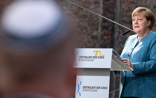 Bundeskanzlerin Angela Merkel (CDU) spricht beim Festakt zum 70-jährigen Bestehen des Zentralrats der Juden im Innenhof der Neuen Synagoge. Der Zentralrat der Juden in Deutschland wurde am 19. Juli 1950 in Frankfurt am Main gegründet. Foto: Bernd von Jutrczenka/dpa Pool/dpa