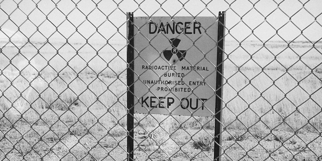 Ein Schild warnt vor Radioaktivität auf einem ehemaligen britischen Atombomben-Testgelände in Australien. (Archiv)