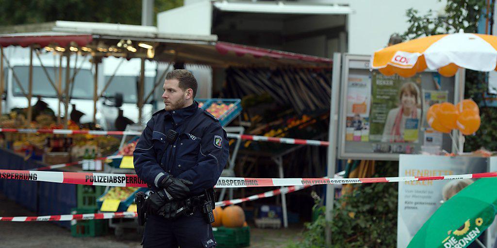 In Köln ist Henriette Reker, eine Kandiatin für das Amt des Oberbürgermeisters, von einem Mann mit einem Messer angegriffen und schwer verletzt worden. Ein Polizist sichert den Tatort.