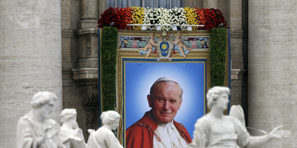 Wandbild mit Papst Johannes Paul II. am Petersdom anlässlich seiner Heligsprechung am 27.April 2014. (Archiv) Wandbild mit Papst Johannes Paul II. am Petersdom anlässlich seiner Heligsprechung am 27.April 2014. (Archiv)