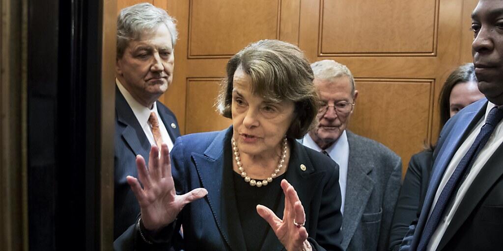 Veröffentlichte ein bisher geheimes Vernehmungsprotokoll in der Russland-Affäre um US-Präsident Donald Trump: die demokratische Senatorin Dianne Feinstein.