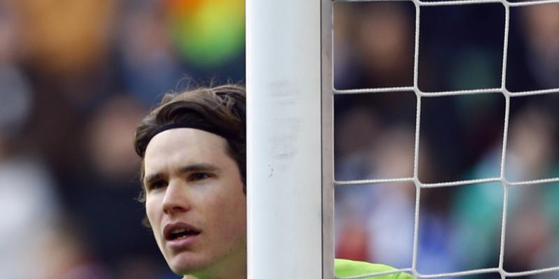 Augsburg-Goalie Marwin Hitz wird von Kölns Platzwart für den ramponierten Rasen gebüsst