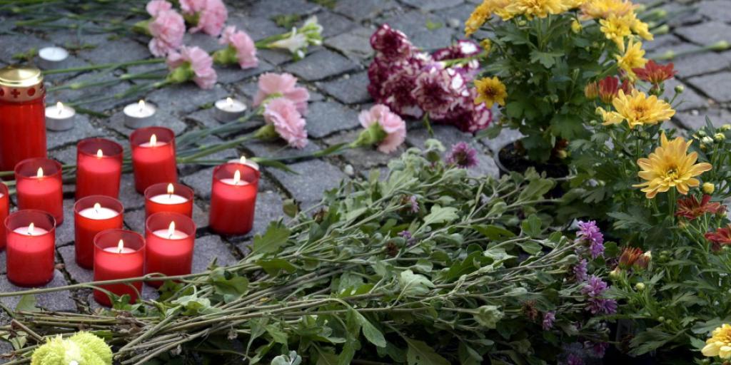 Blumen und Kerzen vor der Polizeidirektion Eisenstadt im österreichischen Burgenland zum Gedenken an die in einem Lastwagen gefundenen toten Flüchtlinge.
