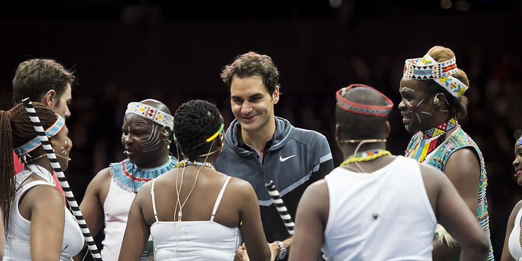 Roger Federer mit afrikanischen Gästen