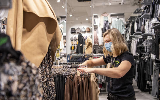 EINKAUFSZENTRUM, SHOPPING CENTER, MASKENPFLICHT, SCHUTZMASKENPFLICHT, MASKE, MASKEN, SCHUTZMASSNAHMEN, ATEMSCHUTZMASKE, SCHUTZMASKEN, SCHUTZMASKE, GESICHTSMASKEN, GESICHTSMASKE, HYGIENEMASKE, MUNDSCHUTZ, CORONAVIRUS, COVID-19, COVID 19,