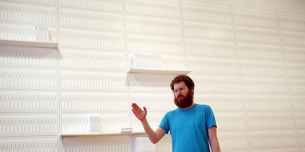 Michael Mandiberg in seiner Installation "Print Wikipedia: from Aachen to Zylinderdruckpresse" in Berlin.