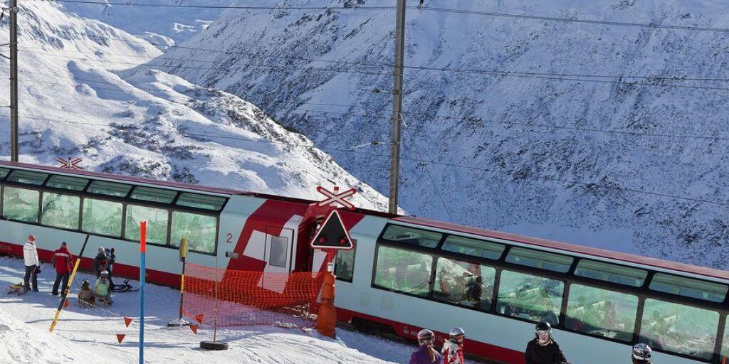 Der Glacier-Express - hier in Andermatt - kann wegen des vielen Schnees nicht mehr nach Graubünden fahren. (Archivbild) Der Glacier-Express - hier in Andermatt - kann wegen des vielen Schnees nicht mehr nach Graubünden fahren. (Archivbild)