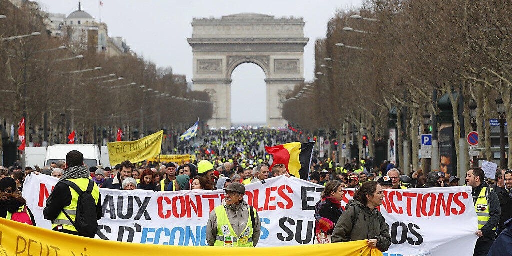 Gelbwesten-Proteste in Frankreich und kein Ende in Sicht: Tausende Menschen versammelten sich am Samstag zum 17. Mal in Folge zu Demonstrationen in Paris (im Bild) und in weiteren Städten.