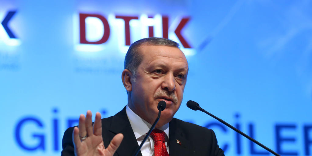 Der türkische Staatschef Erdogan am vergangenen Samstag: Ein Mitte März in Deutschland ausgestrahlter Satirebeitrag über Erdogan hat zur Einbestellung des deutschen Botschafters in der Türkei geführt. (Archivbild)