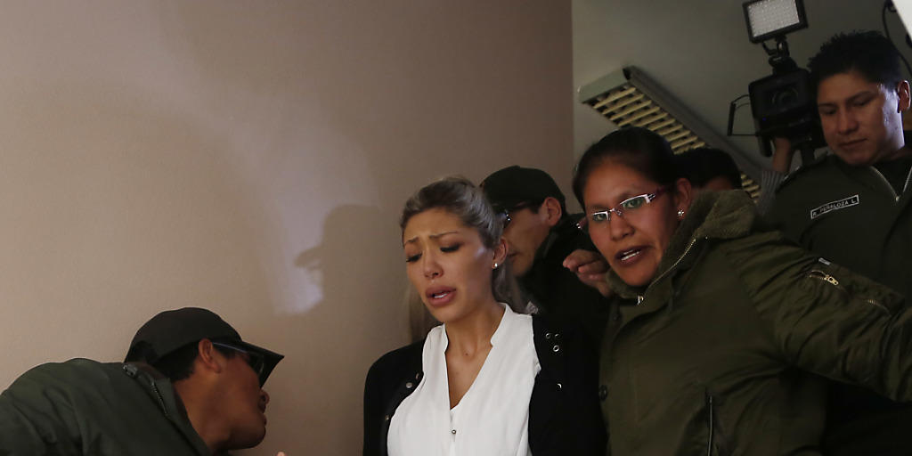 Gabriela Zapata bei ihrer Festnahme im Februar: Die Ex-Geliebte von Boliviens Staatschef Morales ändert ihre Aussage zu einem angeblichen gemeinsamen Sohn. (Archivbild)