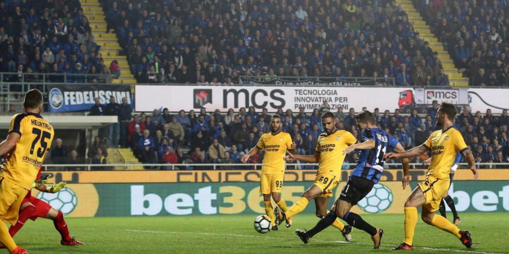 Remo Freuler kommt im Strafraum von Hellas Verona zum Abschluss