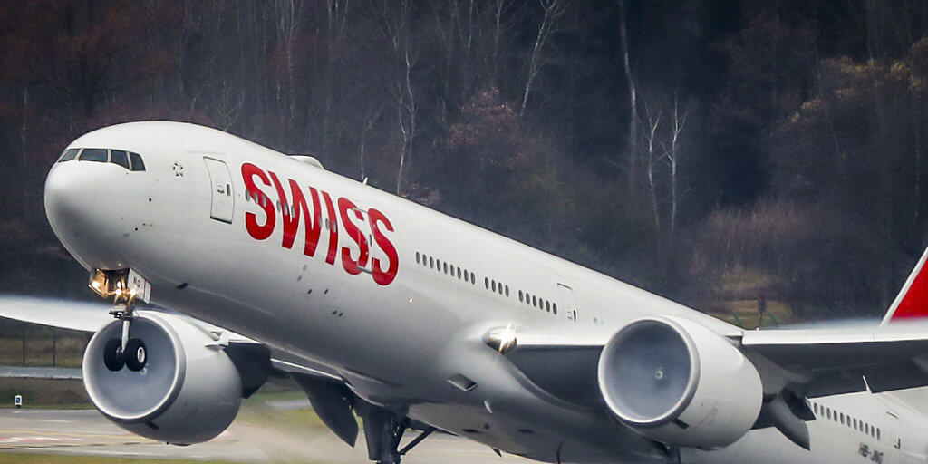 Die Swiss leidet wegen Engpässen am Flughafen Zürich. (Archivbild)