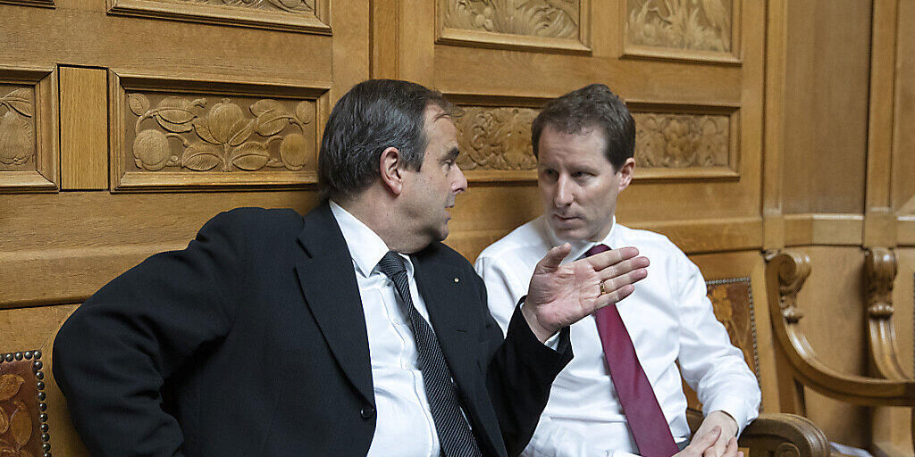 Erhalten viel Konkurrenz bei den Wahlen in ihrem Kanton: Gerhard Pfister (links) von der CVP und SVP-Nationalrat Thomas Aeschi wollen ihre Sitze in der grossen Kammer behalten. (Archivbild)