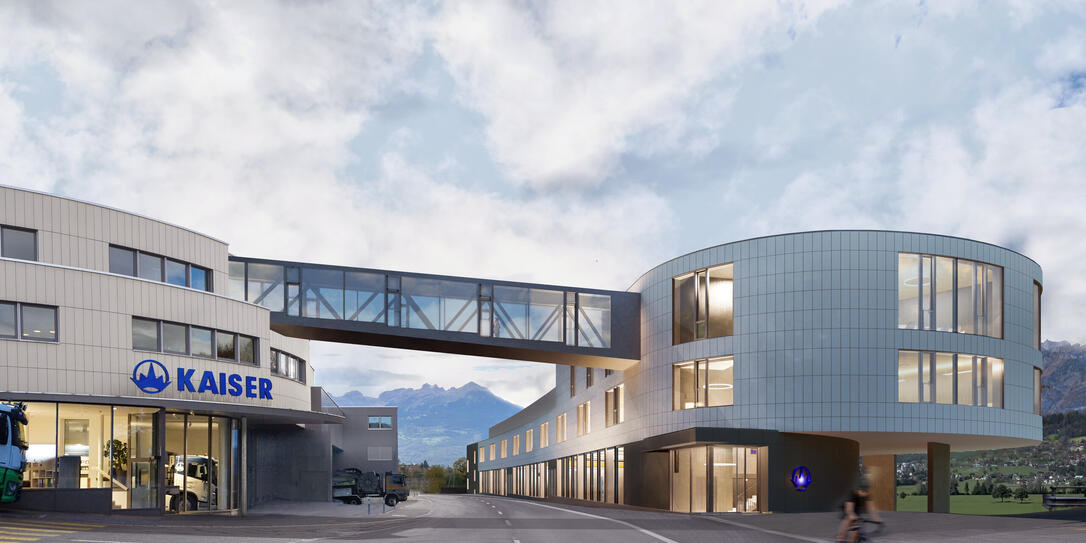 Der bestehende Hauptsitz der Kaiser AG wird durch eine Passarelle über die Vorarlberger-Strasse mit dem Neubau verbunden.