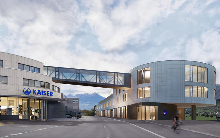 Der bestehende Hauptsitz der Kaiser AG wird durch eine Passarelle &uuml;ber die Vorarlberger-Strasse mit dem Neubau verbunden.