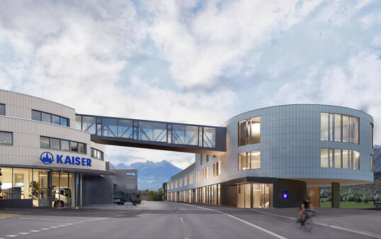 Der bestehende Hauptsitz der Kaiser AG wird durch eine Passarelle über die Vorarlberger-Strasse mit dem Neubau verbunden.