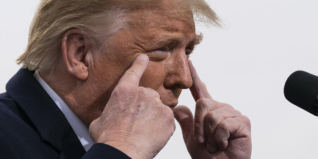 US-Präsident Donald Trump bei einer Wahlkampfkundgebung auf dem Regionalflughafen Manchester-Boston. Foto: Alex Brandon/AP/dpa