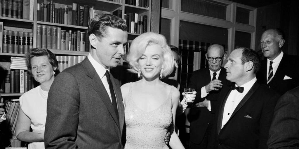 Enger Fetzen: Marilyn Monroe trägt ihr legendäres Kleid zum Geburtstagsständchen für Präsident John F. Kennedy im Madison Square Garden. (Archivbild) Enger Fetzen: Marilyn Monroe trägt ihr legendäres Kleid zum Geburtstagsständchen für Präsident John F. Kennedy im Madison Square Garden. (Archivbild)
