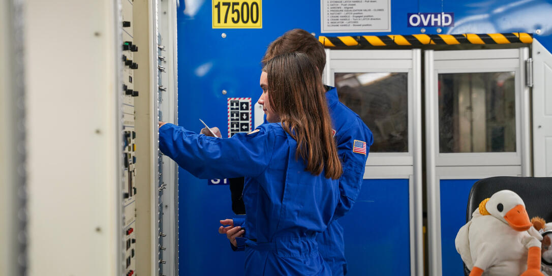 Waldherr bekommt im Space Camp einen Einblick in die Rekonstruktion der ISS, die seit November 1998 die Erde umkreist.