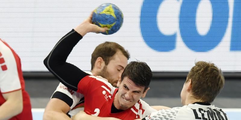 Der Schweizer Star Andy Schmid im Dreikampf mit zwei Deutschen