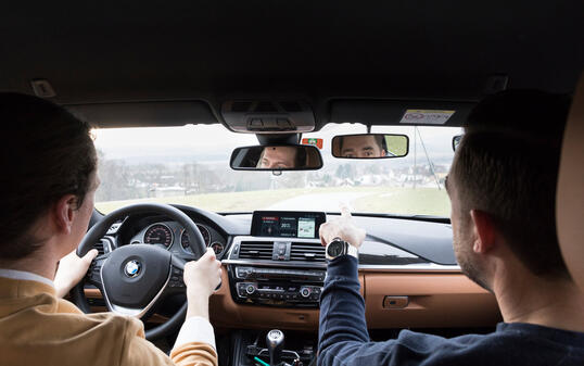 AUTOFAHREN, FAHRLEHRER, FAHRSCHUELER, FAHRSCHULE, AUTOS, FAHREN, FUEHRERSCHEIN, FUEHRERAUSWEIS, FAHRERLAUBNIS, LERNFAHRAUSWEIS, FAHRUNTERRICHT, KRAFTFAHERZEUG, KRAFTFAHRZEUGE, FAHRAUSBILDUNG, UEBUNGSSTUNDE, UEBUNGSSTUNDEN, FAHRAUSBILDUNG, FAHRSTUNDE, FAHRS