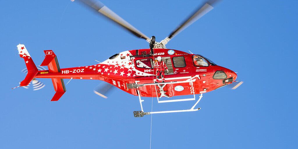 Ein Helikopter der Air Zermatt bei einem Rettungseinsatz in Crans-Montana VS. (Archivbild)