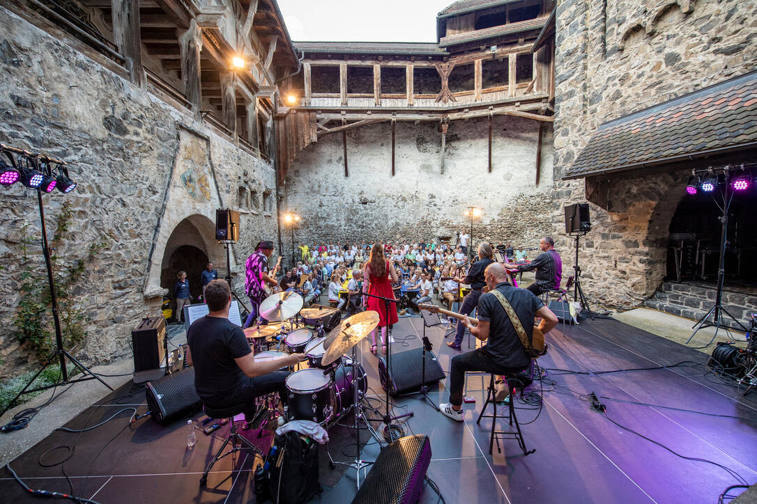 Kulturtreff Burg Gutenberg THE PEPS – «Liader us der Oberteli