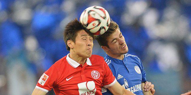 Mainz-Spieler Koo (links) und Schalkes Neustädter im Kopfball-Duell