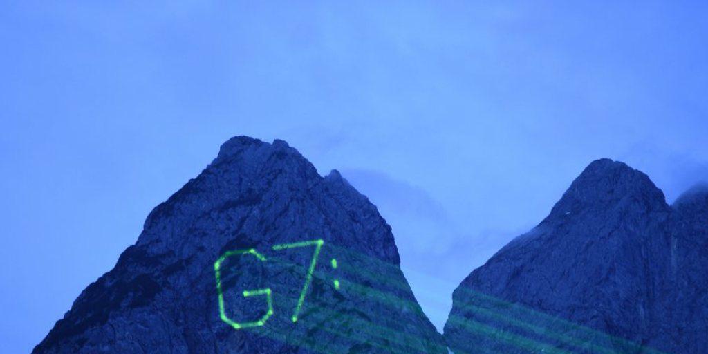 Für die frühmorgendliche Laserbotschaft auf dem Zugspitzenmassiv muss Greenpeace mit einer Anzeige rechnen
