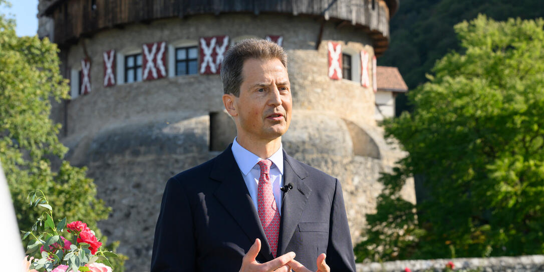 Interview mit Erbprinz Alois am 15. August 2026 im Rosengarten bei Schloss Vaduz.