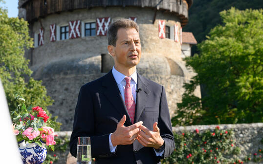 Interview mit Erbprinz Alois am 15. August 2026 im Rosengarten bei Schloss Vaduz.