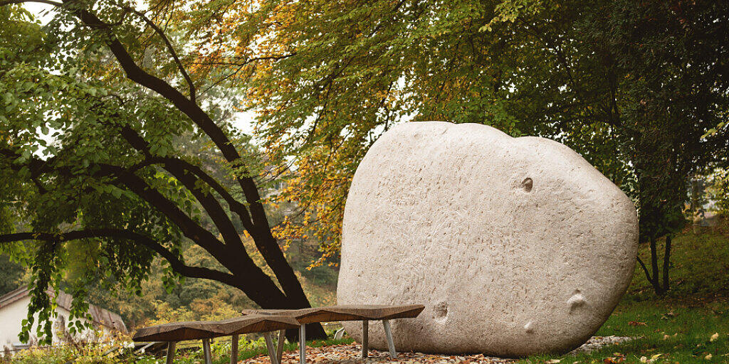 Ein Weiher, Bänke und eine Steinskulptur - der Ort des Dankes für Organempfänger in Bern.