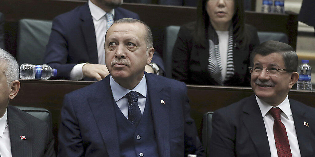 Der türkische Präsident Recep Tayyip Erdogan (Mitte) steht wegen der Militäroffensive in Syrien in der Kritik. Die Türkei wies die Vorwürfe umgehend zurück. (Archivbild)