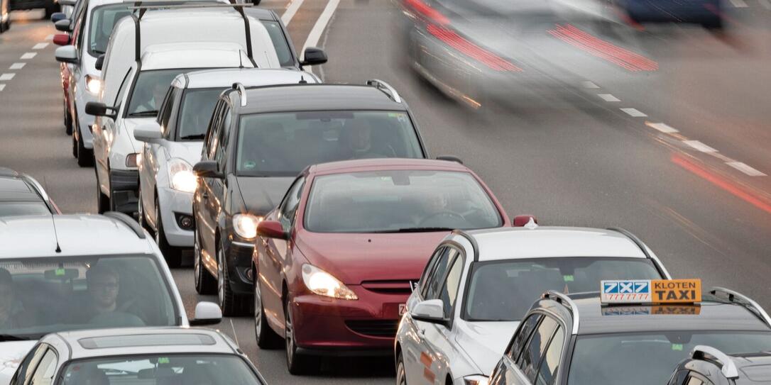 STRASSENVERKEHR, FAHRZEUGE, AUTOS, AUTOVERKEHR, AUTOSTRASSE, STADTVERKEHR, HARDBRUECKE, AUTOKOLONNE, TAXI,