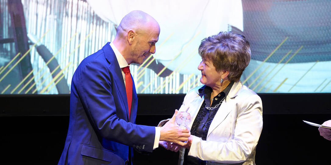 Edith Nigg (r.) wird von Sportminister Hubert B&uuml;chel (l.) bei den LFV-Awards als &laquo;Freiwillige des Jahres&raquo; geehrt.