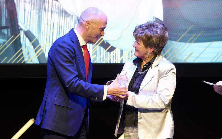 Edith Nigg (r.) wird von Sportminister Hubert B&uuml;chel (l.) bei den LFV-Awards als &laquo;Freiwillige des Jahres&raquo; geehrt.