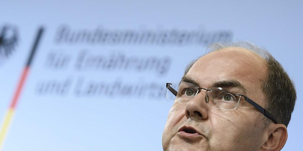 Kritisiert das Krisenmanagement Belgiens und Hollands im Eier-Skandal: der deutsche Landwirtschaftsminister Christian Schmidt. (Archivbild)