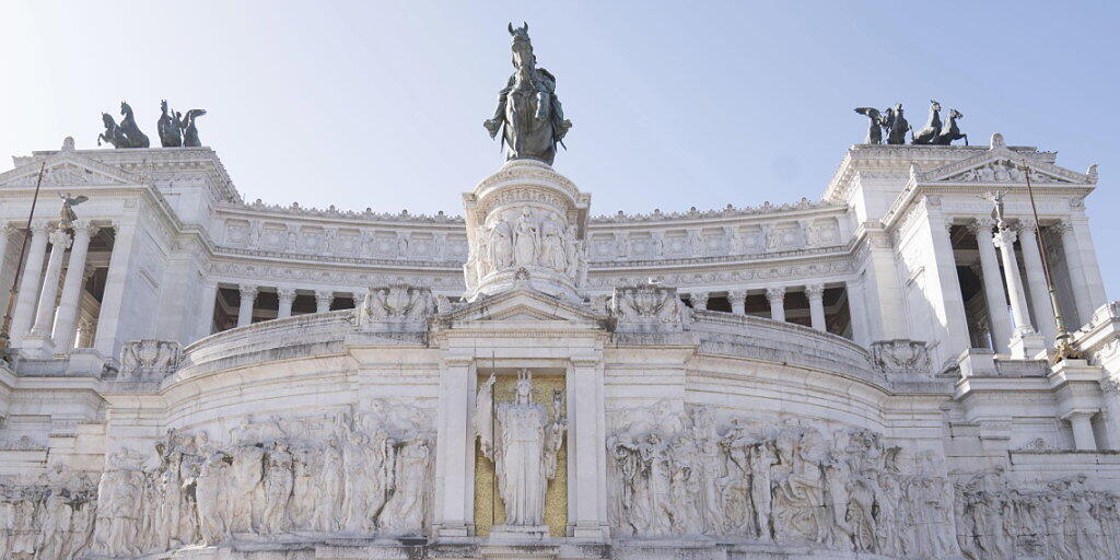 Der italienische Innenminister Matteo Salvini hat sich durch sein Fernbleiben von den Feiern zum Gedenken an die Befreiung Italiens vom Faschismus Kritik eingehandelt. Staatspräsident Sergio Mattarella, Regierungschef Giuseppe Conte und Vize-Premierminister Luigi Di Maio nahmen an Gedenkfeiern teil.