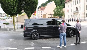 Gäste steigen vor der Kathedrale aus