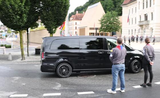 Gäste steigen vor der Kathedrale aus