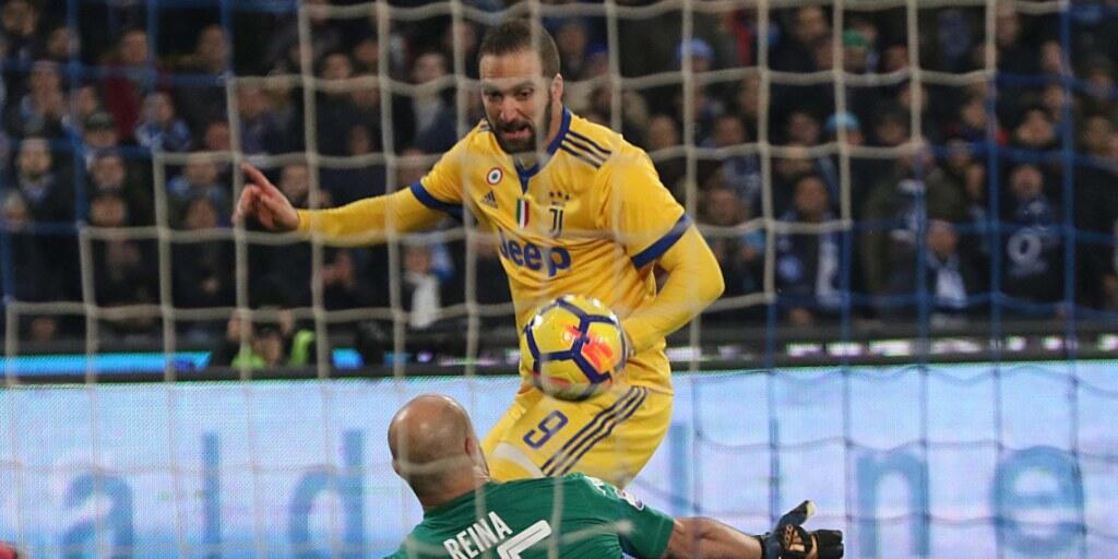 Juves Higuain bezwingt Napolis Torhüter Pepe Reina zum 0:1