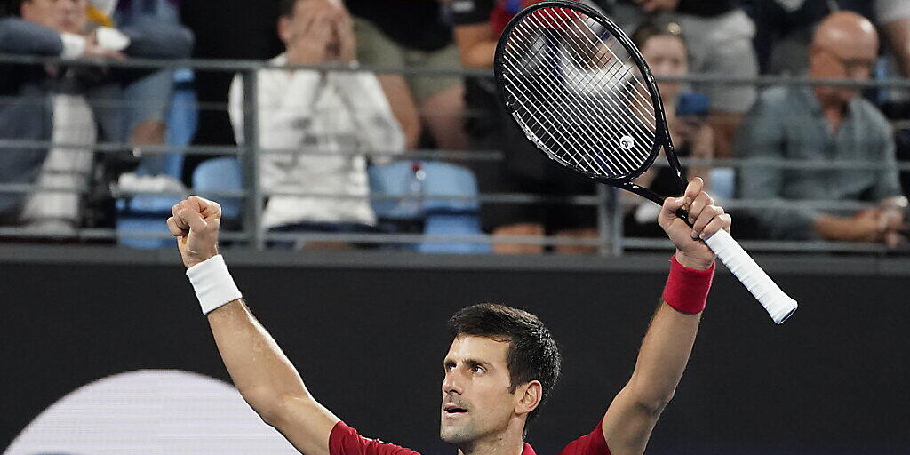 Novak Djokovic in verdienter Pose nach dem Sieg gegen Rafael Nadal